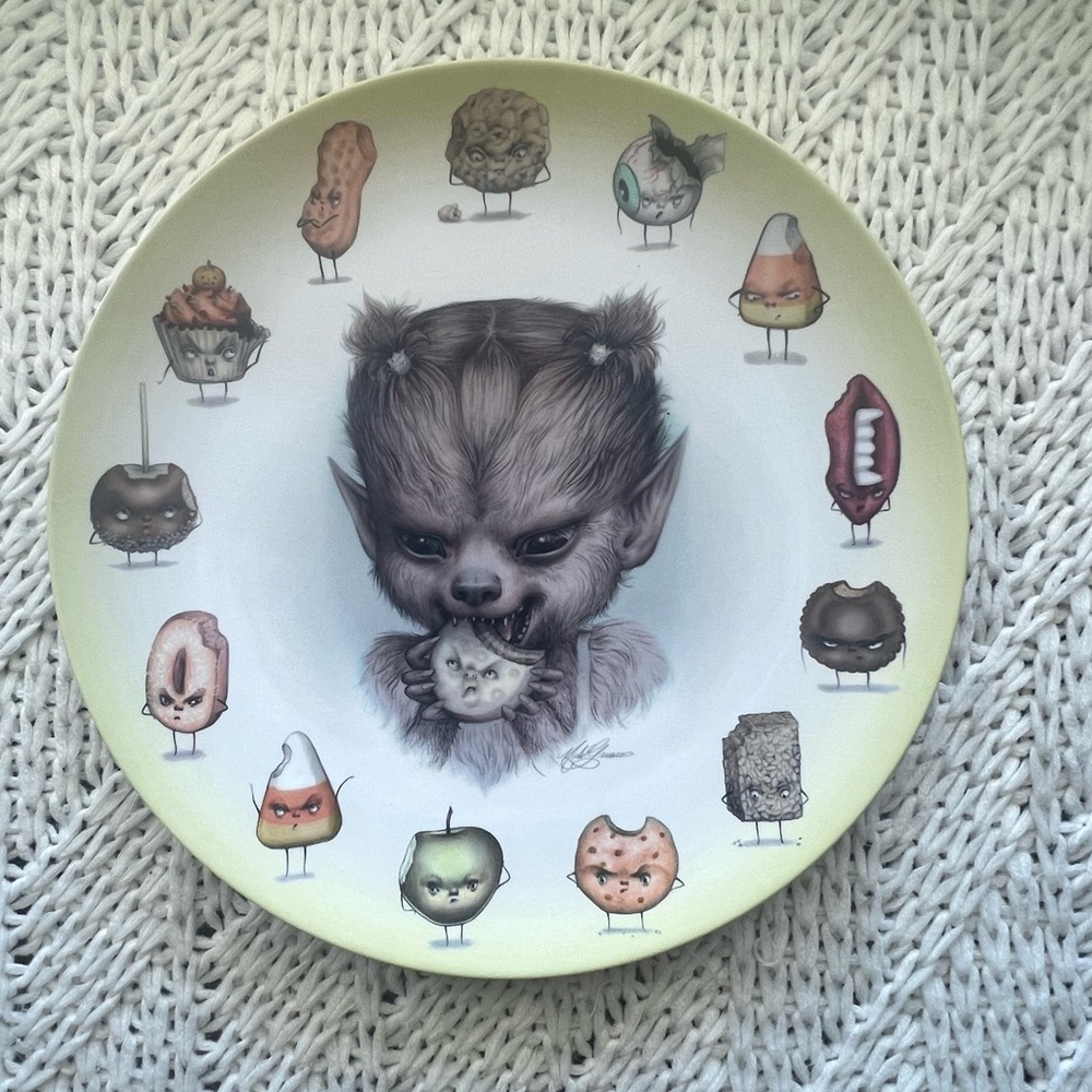 Rare LE 2020 Mab Graves Halloween Plate “Bramble - Just One Bite”